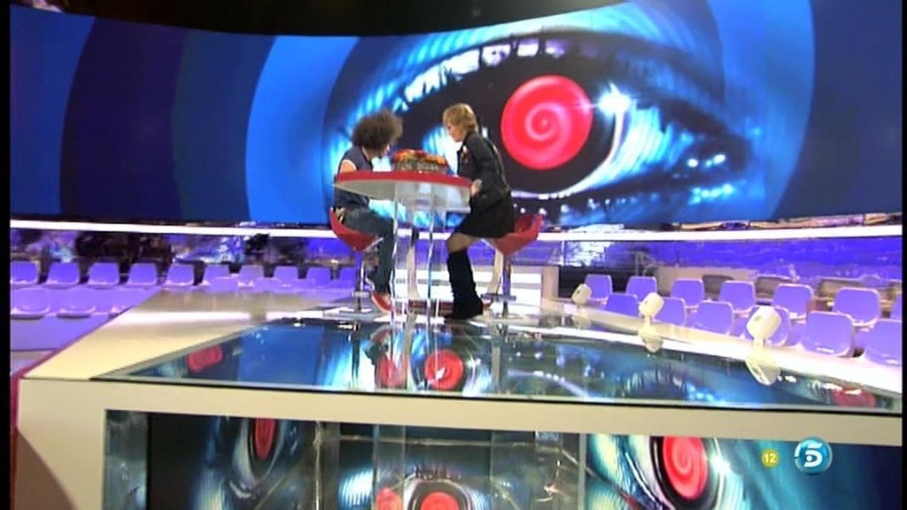 La presentadora desaloja el plató para quedarse sola con el 'pelocho'