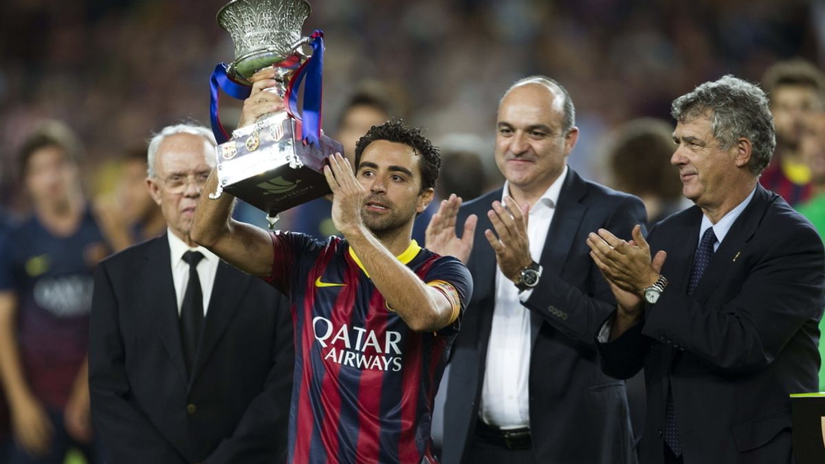 El centrocampista del FC Barcelona Xavi Hernández levanta el trofeo al ganar la Supercopa de España