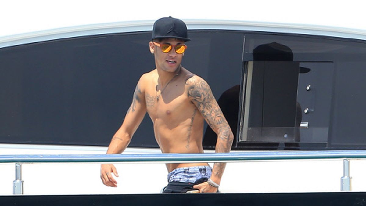 Neymar se relaja en Ibiza