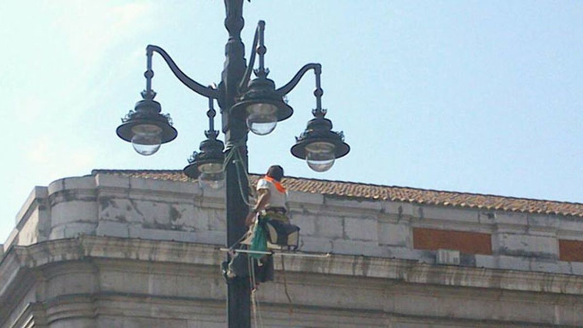 Activista encaramado farola Puerta del Sol
