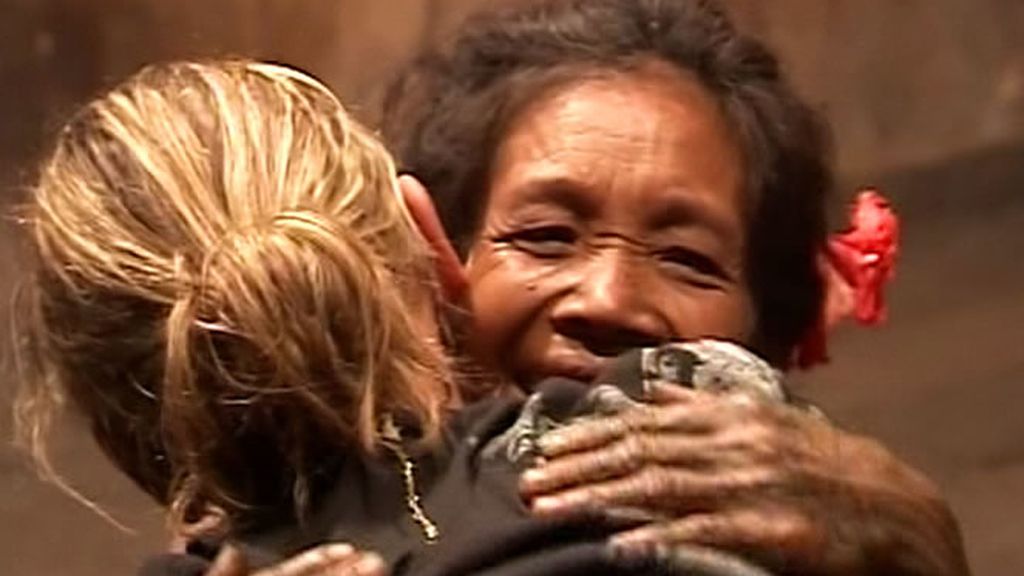 Entre lágrimas, abrazos y gestos de calma, la familia regresa a la Uma. Los Mentawai les esperan con los brazos abiertos