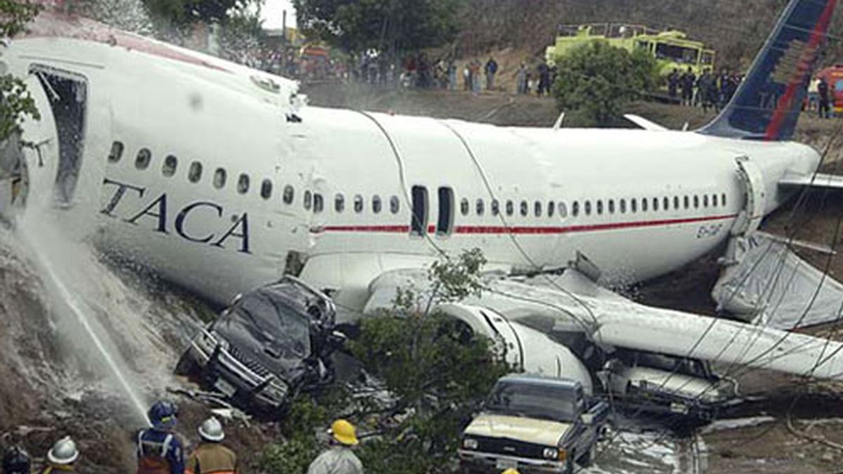 El avión comercial se estrelló inmediatamente después de su aterrizaje. Vídeo: Atlas