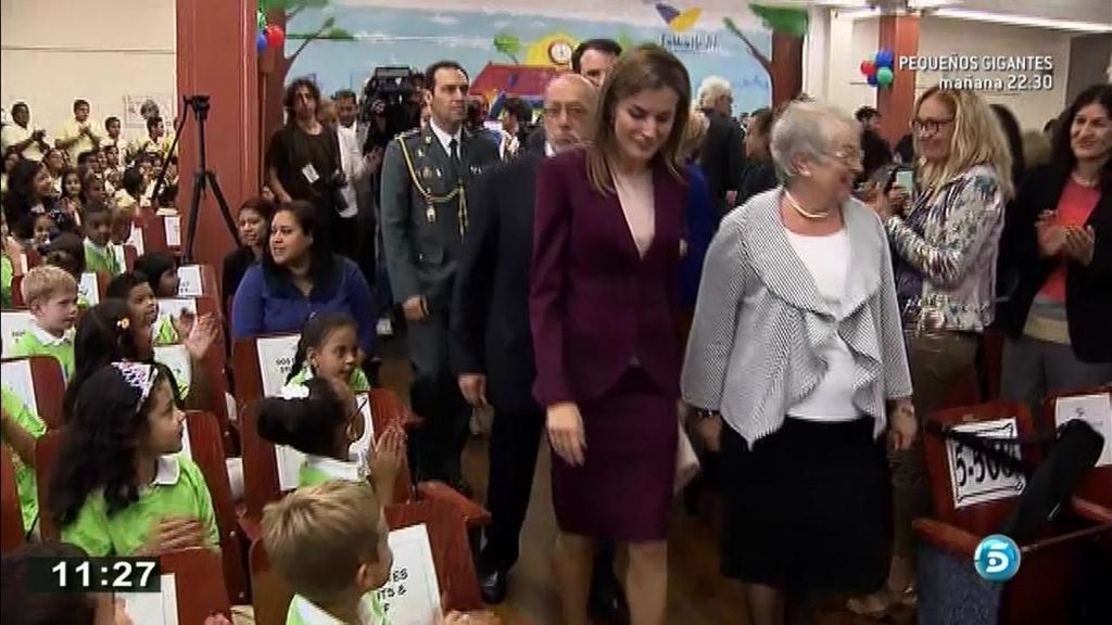 La Reina Letizia se apunta al 'selfie' en un colegio de Nueva York