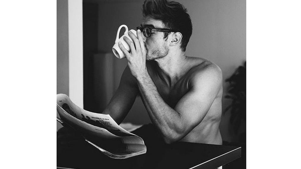 La cuenta @menandcoffee recoge fotos de chicos guapos con cafés