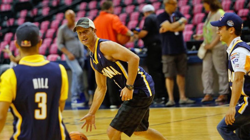 Las estrellas de MotoGP™ se citan con los Indiana Pacers