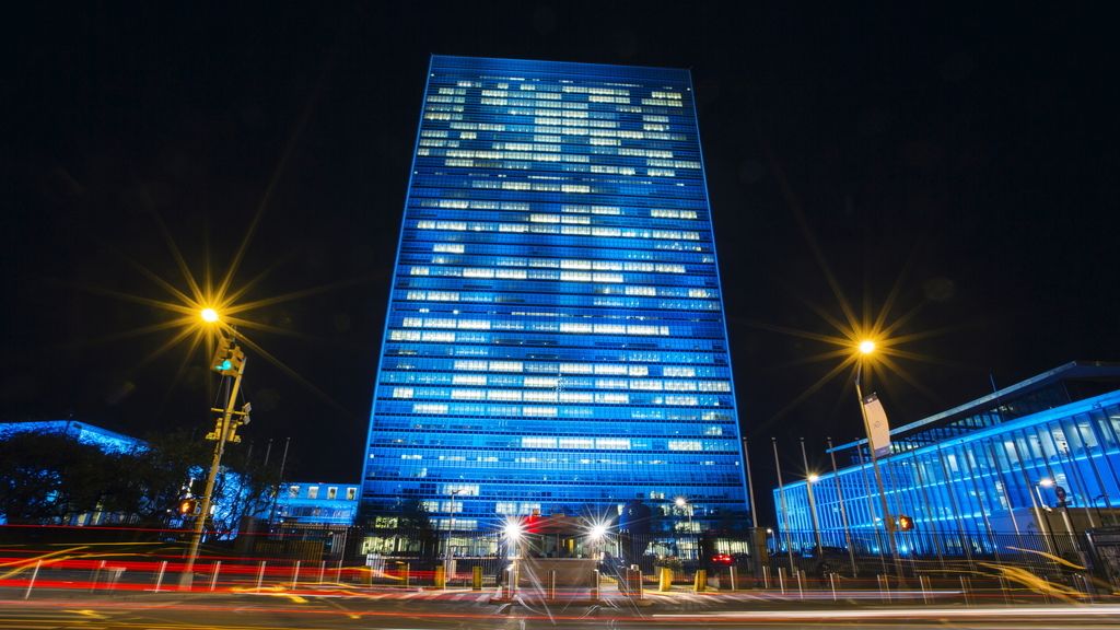 Sede de la ONU en Nueva York iluminada de azul
