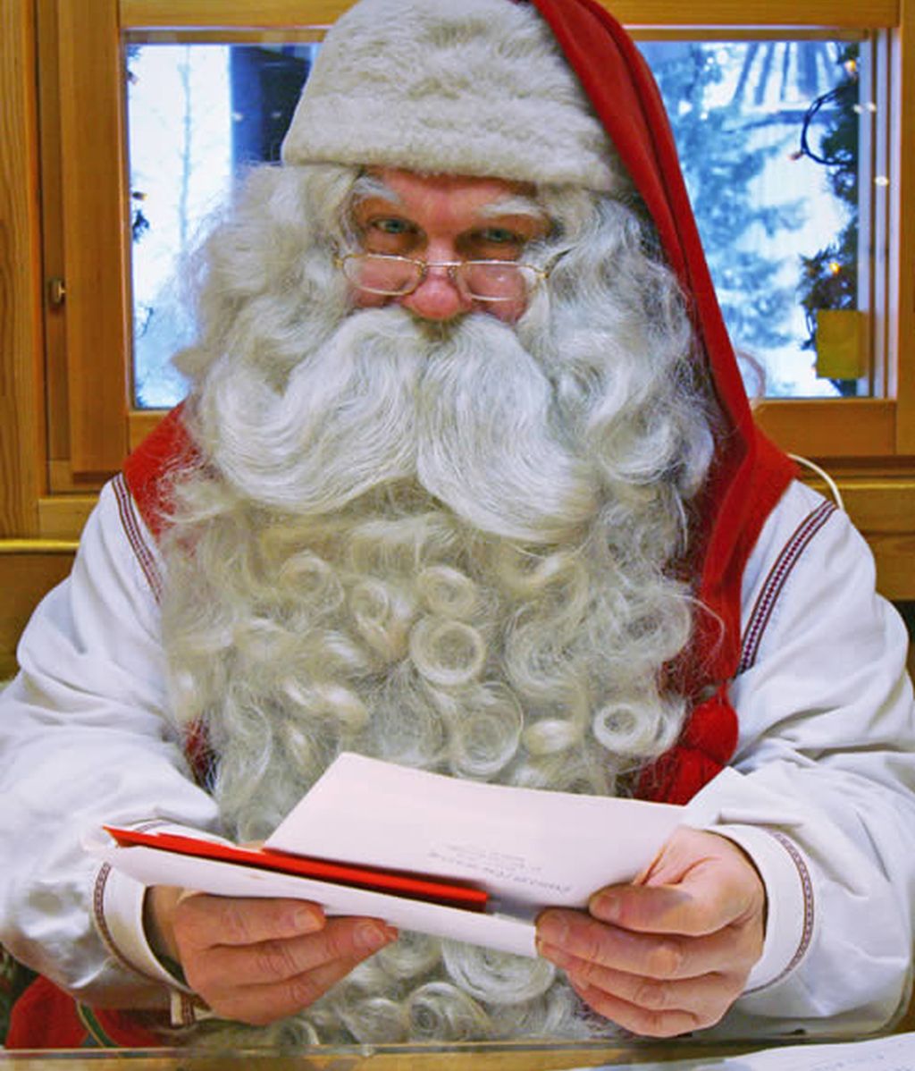 Papa Noel lee las cartas de los niños
