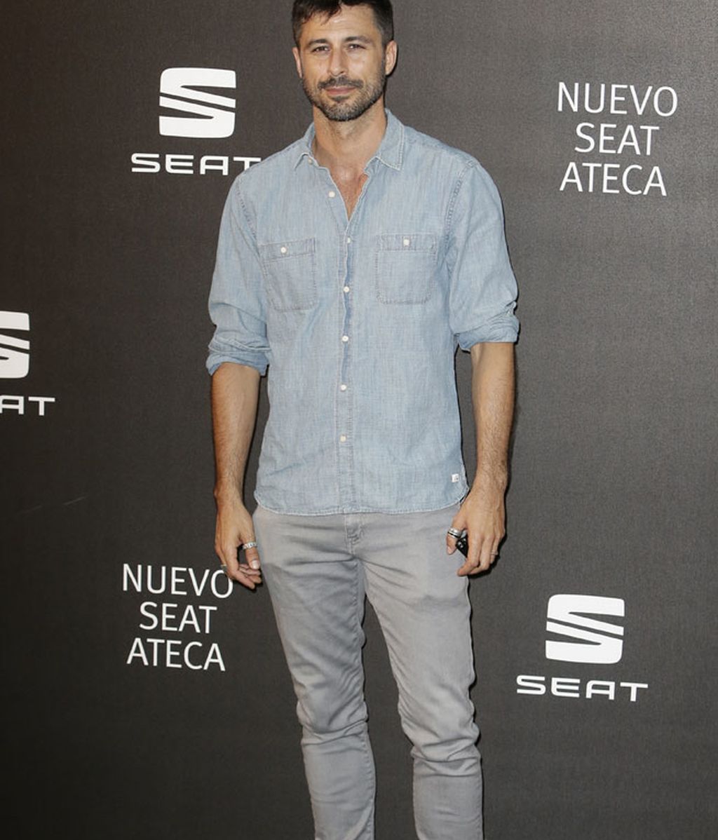 Hugo Silva con camisa vaquera, pantalón claro y anillos