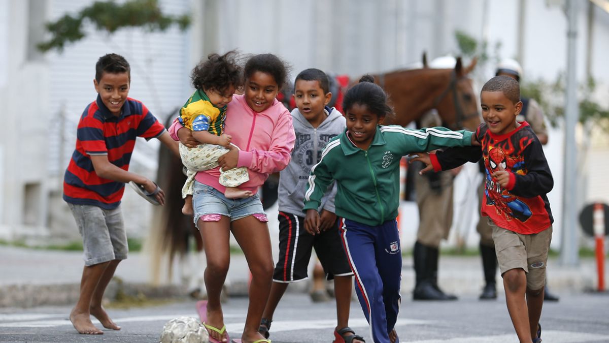 Niños jugando en la calle en Brasil