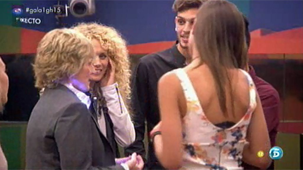 Mercedes entra acompañada de la gallina Falacia