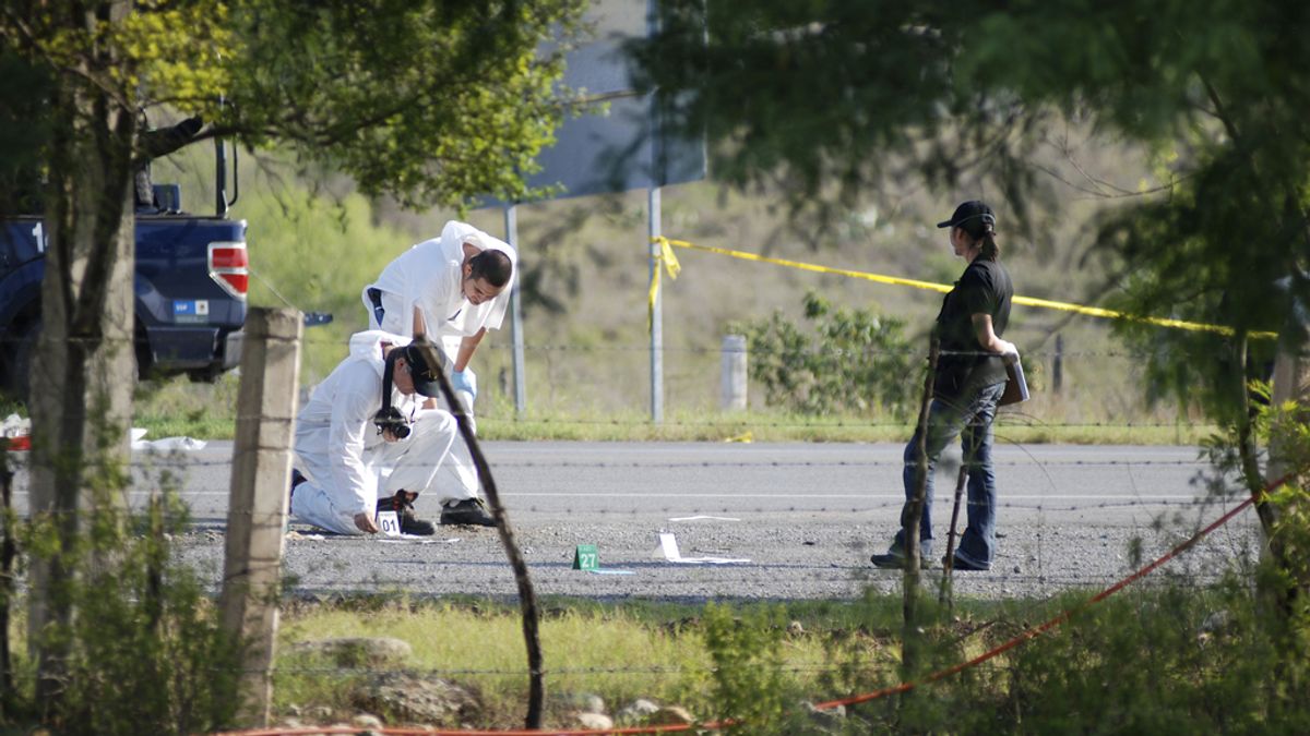 Técnicos forenses en la carretera de Cadereyta-Reynosa, lugar de los hechos en Nuevo León, México