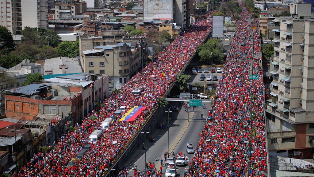 Miles de venezolanos acompañan el féretro de Hugo Chávez hasta la academia militar de Caracas