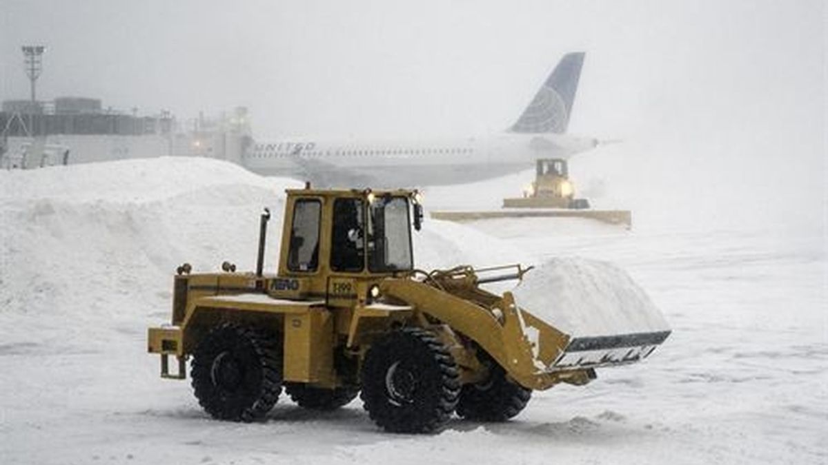 Al menos tres muertos y miles de vuelos cancelados por la tormenta de nieve en EEUU