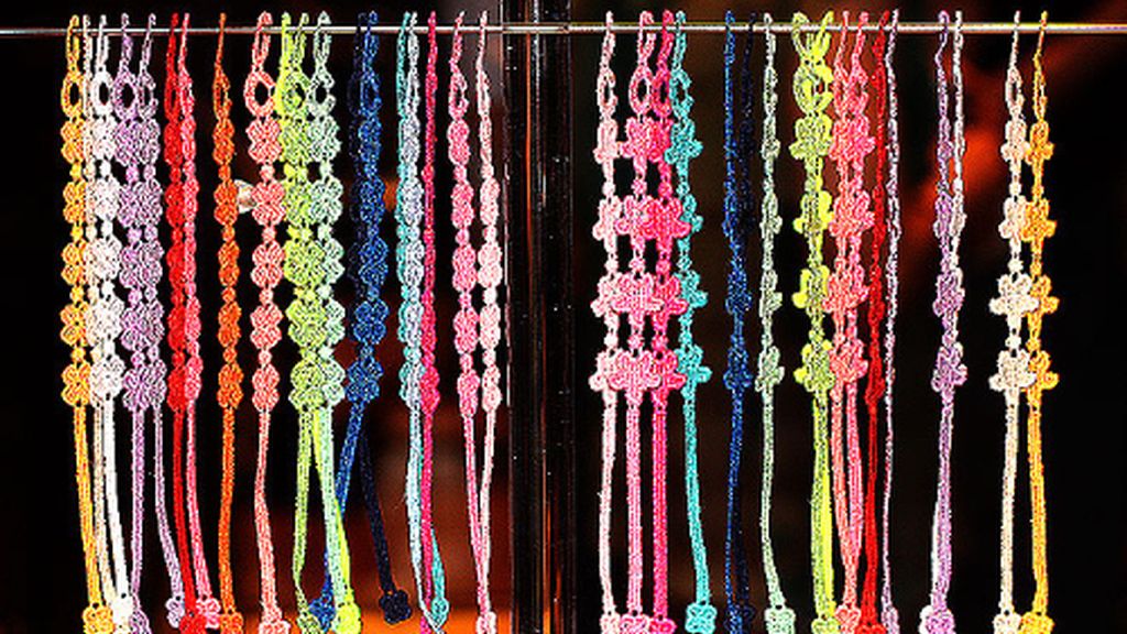 Las 'celebrities' lucen las pulseras del verano