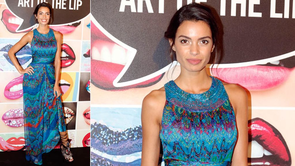 Joana Sanz también se decantó por los tonos azules con vestido largo estampado