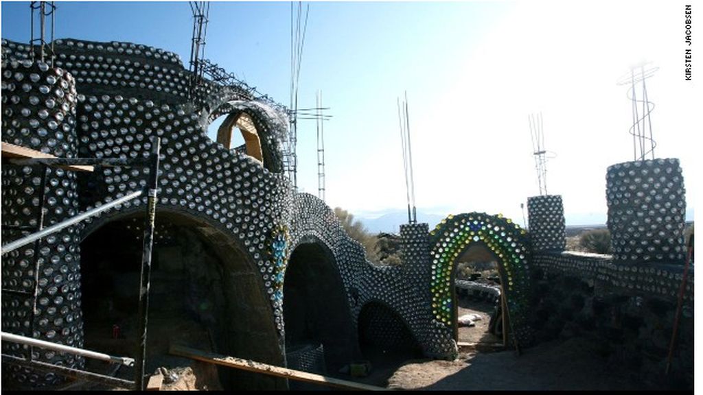 Palacios de basura,espectaculares casas construidas a partir de chatarra