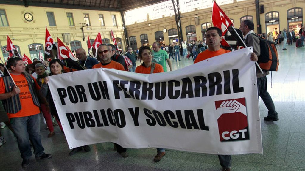 Huelga de Renfe contra los recortes de personal en los trenes públicos