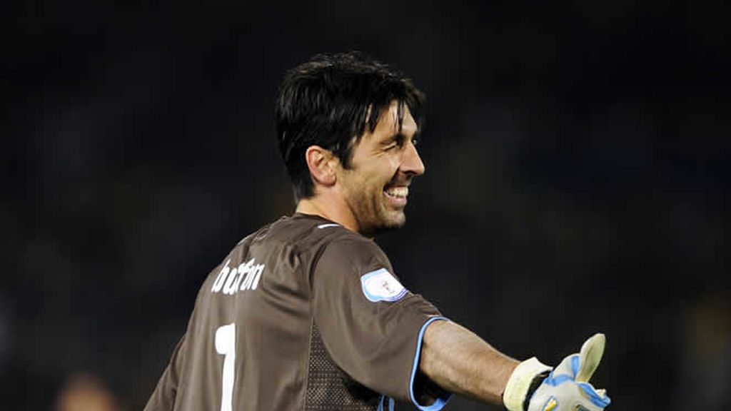 Buffon recogió hasta tres balones de sus redes ante Brasil