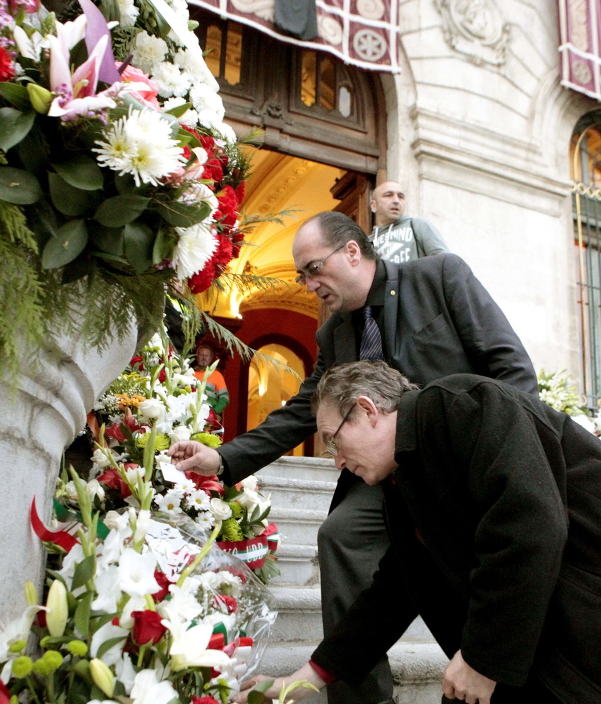 Los vecinos de Bilbao adornan con flores las escalinatas del Ayuntamiento en recuerdo del alcalde