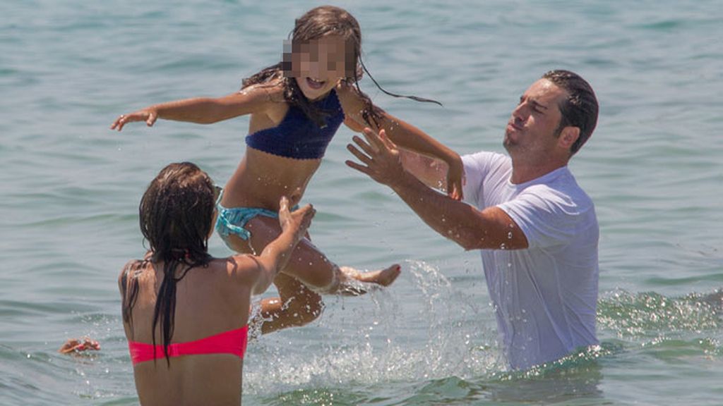 ¡Ya están en Ibiza! ¿Por qué Bustamante se baña con camiseta y toma el sol sin ella?