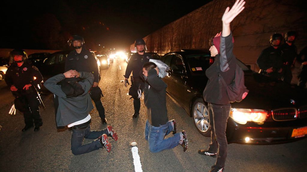 Decenas de detenidos y edificios en llamas