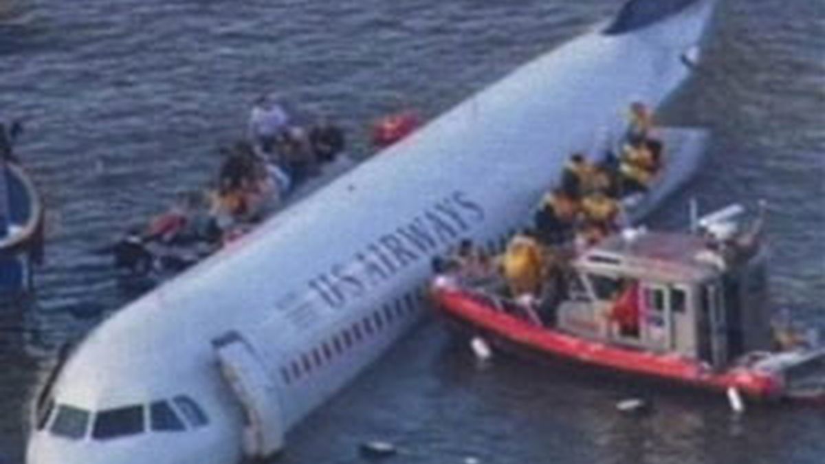 El avión cae sobre el río Hudson. Video: Informativos Telecinco