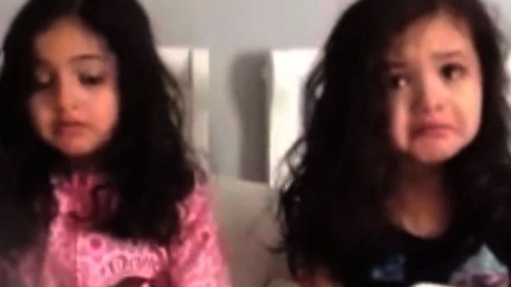 Las hermanas hacen pucheritos por sus caramelos desaparecidos Las hermanas hacen pucheritos por sus caramelos desaparecidos