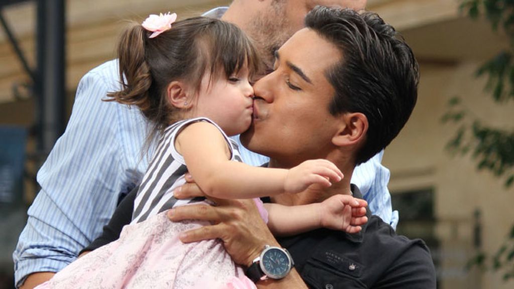 Mario López con su pequeña antes de un programa