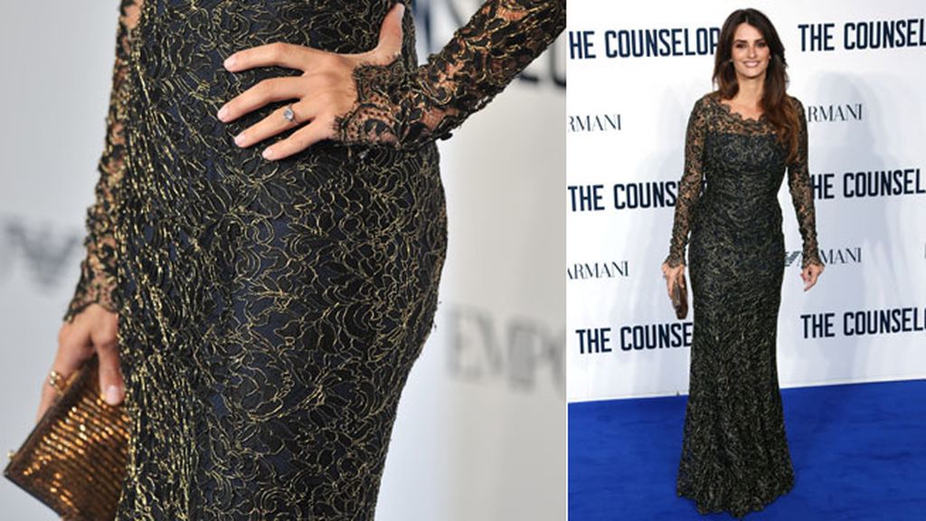 La actriz completó su look con un clutch dorado y un anillo de zafiros y diamantes