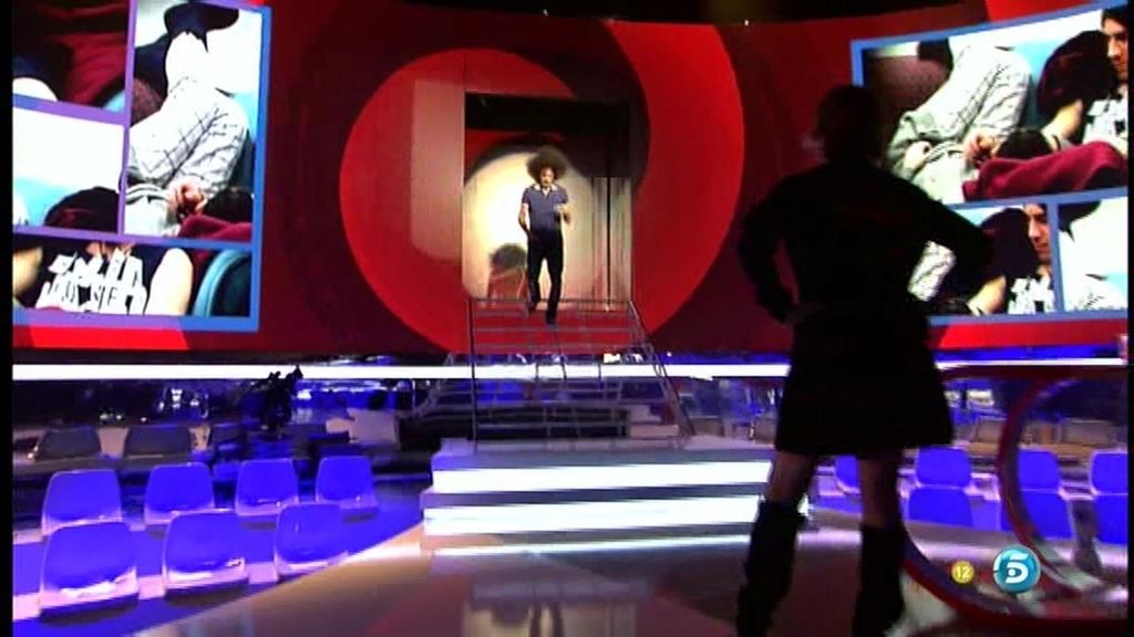 La presentadora desaloja el plató para quedarse sola con el 'pelocho'