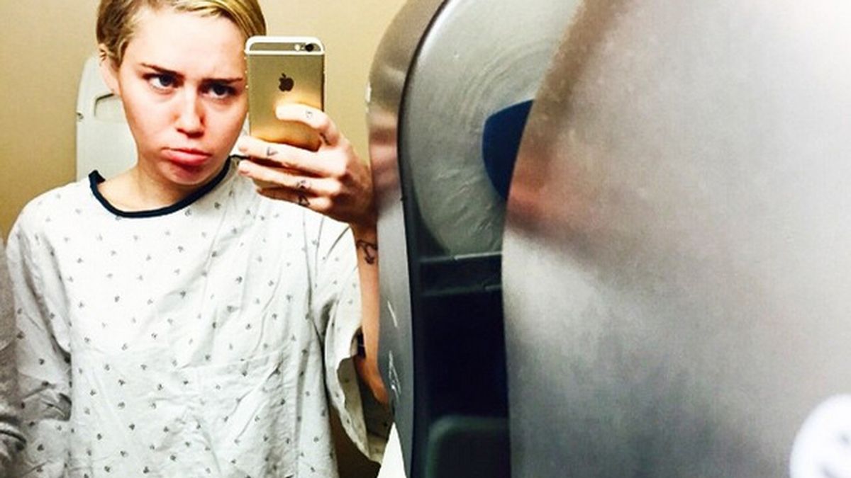 Miley Cyrus ingresada en el hospital y su misteriosa lesión de muñeca