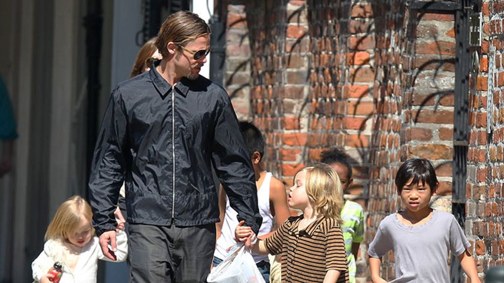 El paseo de Brad Pitt, Angelina Jolie y sus seis hijos por Nueva Orleans