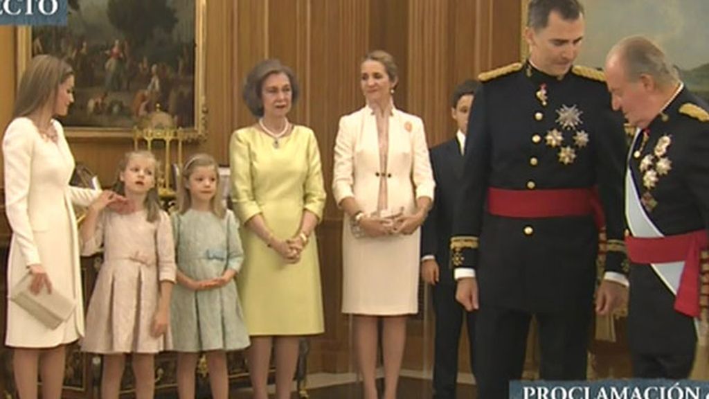 Letizia, de Varela y de corto en su primer día como Reina