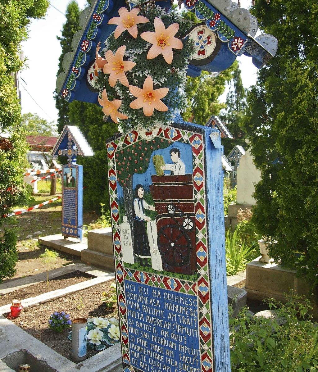 Así es el cementerio alegre de Sapantza, Rumanía