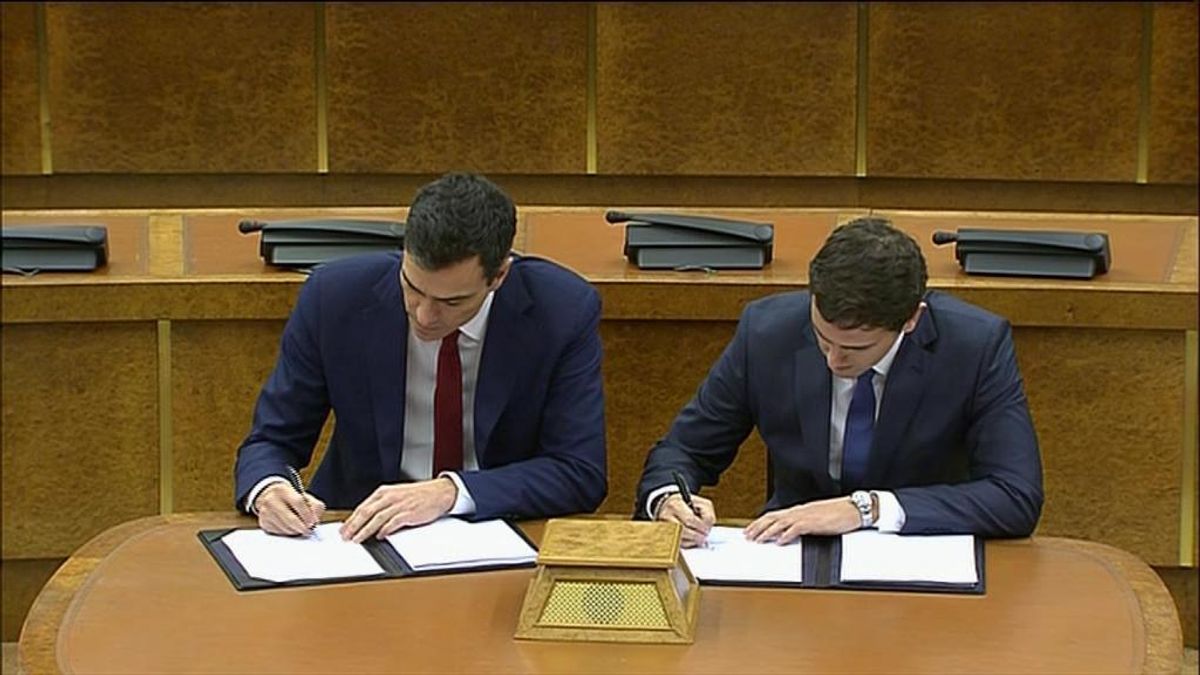 Pedro Sánchez y Albert Rivera firman su pacto de investidura