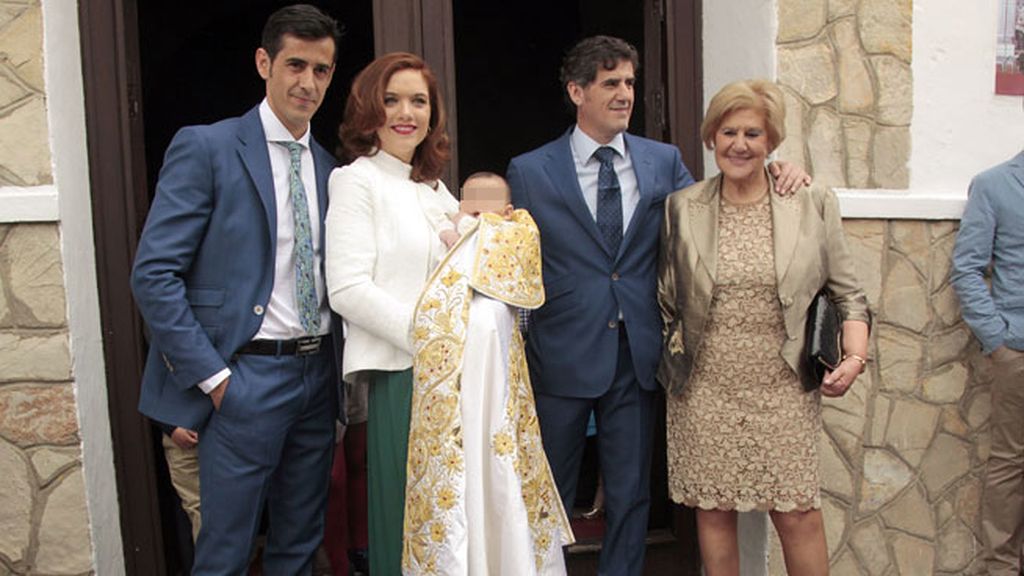 El matrimonio con su hijo Víctor, Humberto Janeiro y Carmen Bazán