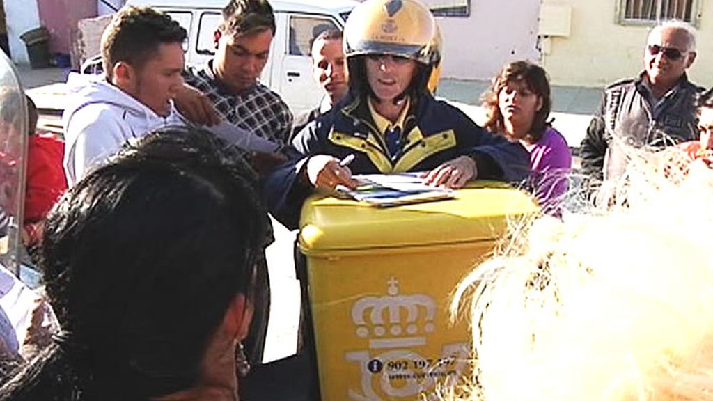 El cartero de la barriada que a veces tiene que leer las cartas a los vecinos
