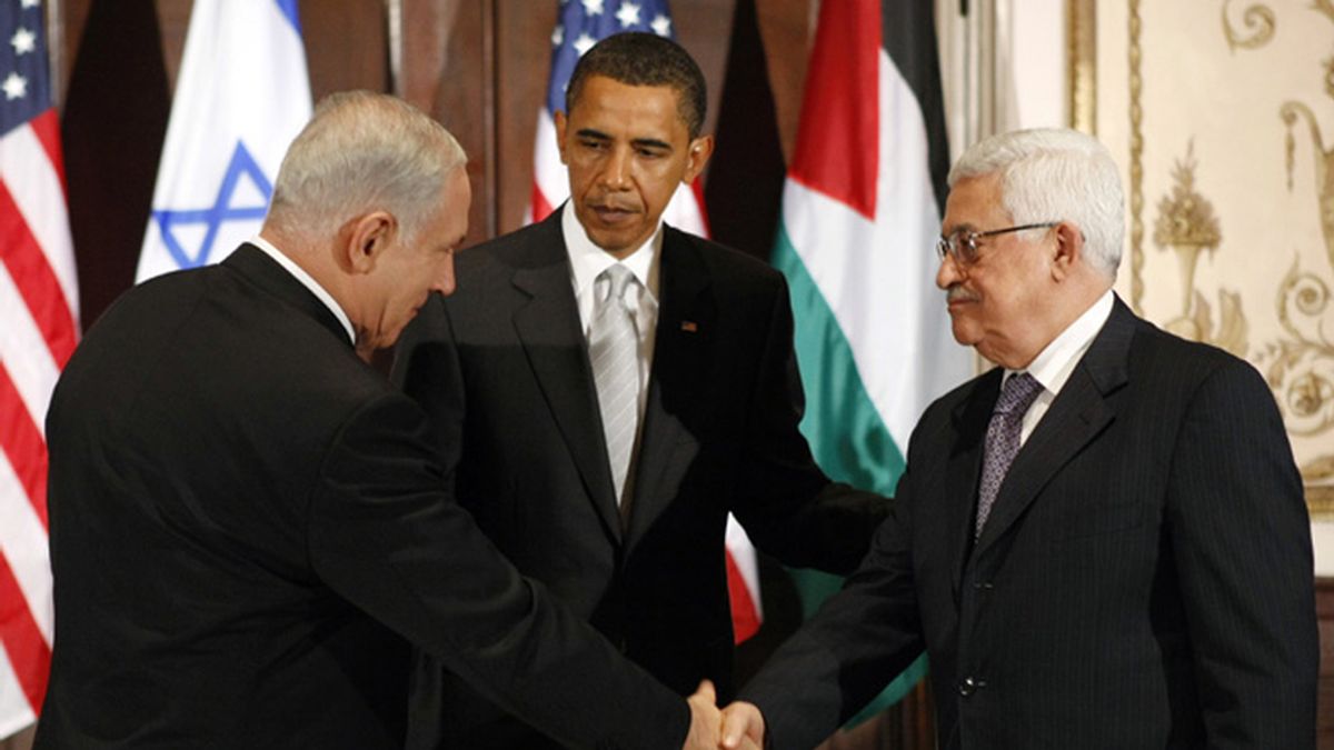 Obama observa como se saludan Netanyahu y Abbas