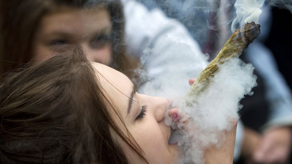 Chica consumiendo marihuana