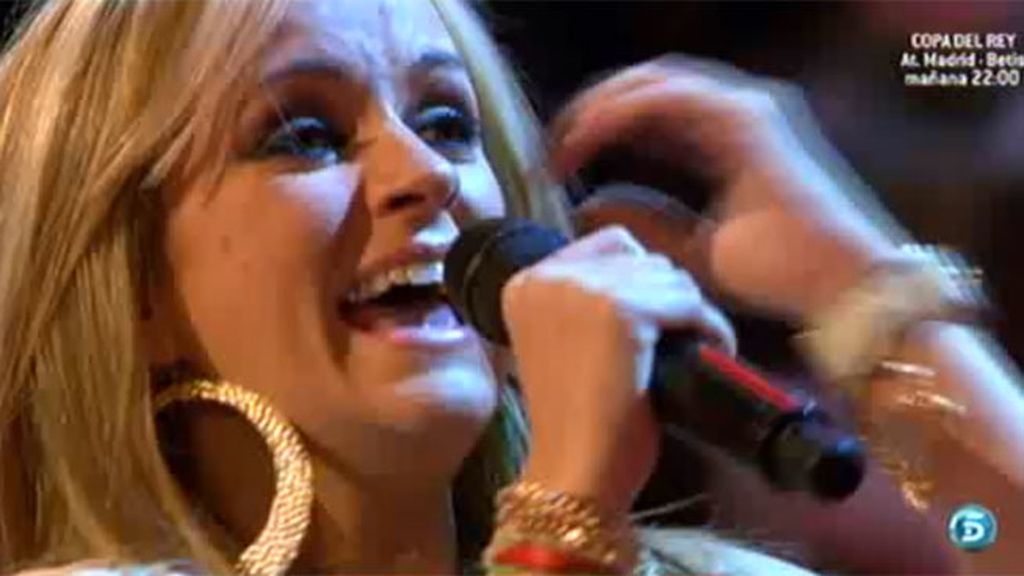 Verónica, la madre de José María, le ha entregado a La Húngara una camiseta con la foto de su hijo