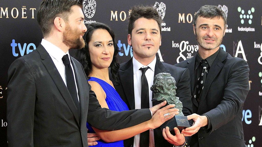 El realizador Raúl de la Fuente (2d), junto a su equipo, posa con el Goya al "Mejor corto documental" por "Minerita"