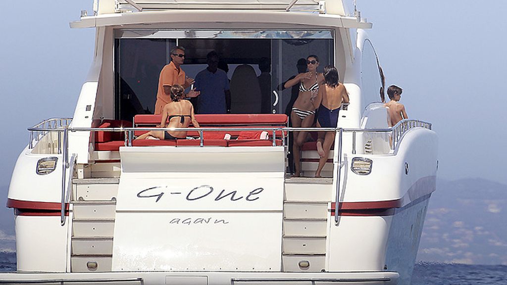 La modela estuvo acompañada por su familia y un nutrido grupo de amigos