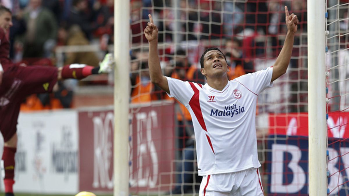 El delantero colombiano del Sevilla Carlos Bacca celebra el gol marcado ante el Córdoba