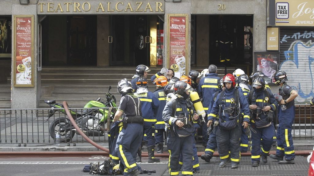 Un grupo de bomberos ante las puertas del Teatro Alcázar