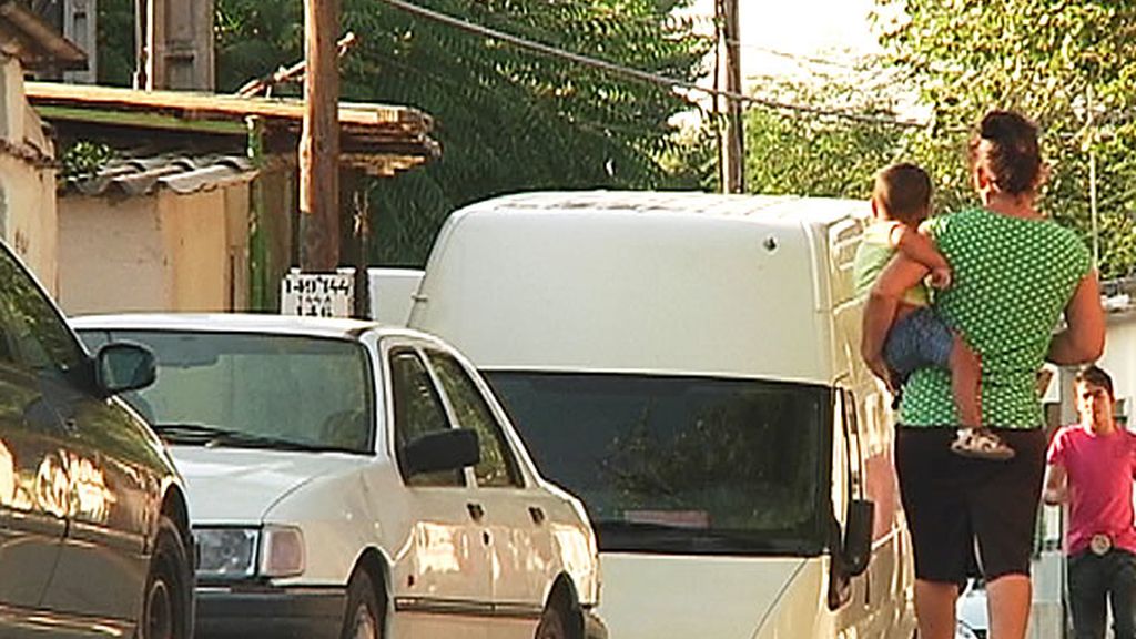 Vecinos transitan las calles del Poblado de Guadarrama