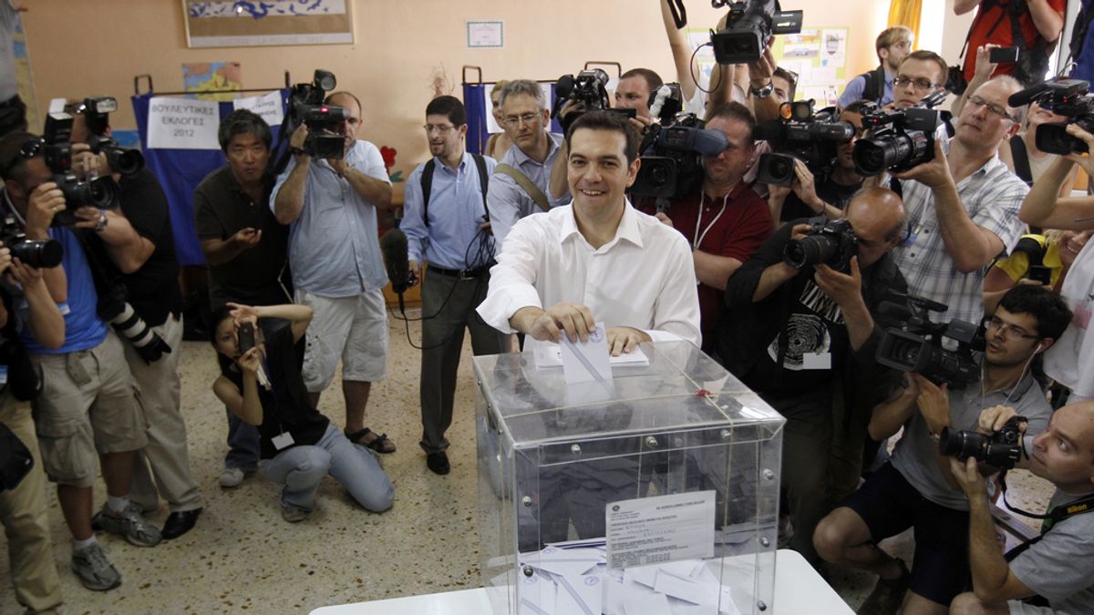 El dirigente de la coalición de izquierda SYRIZA, Alexis Tsipras, votando