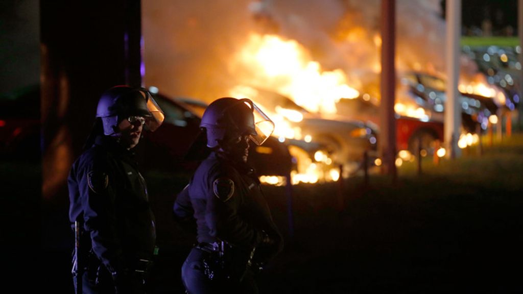 Decenas de detenidos y edificios en llamas