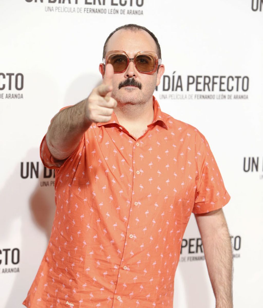 Carlos Areces, con camisa naranja de flamencos