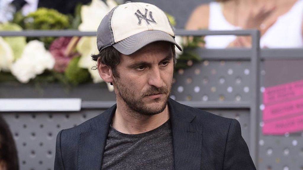 Raúl Arévalo asistió con un look informal con una gorra blanca