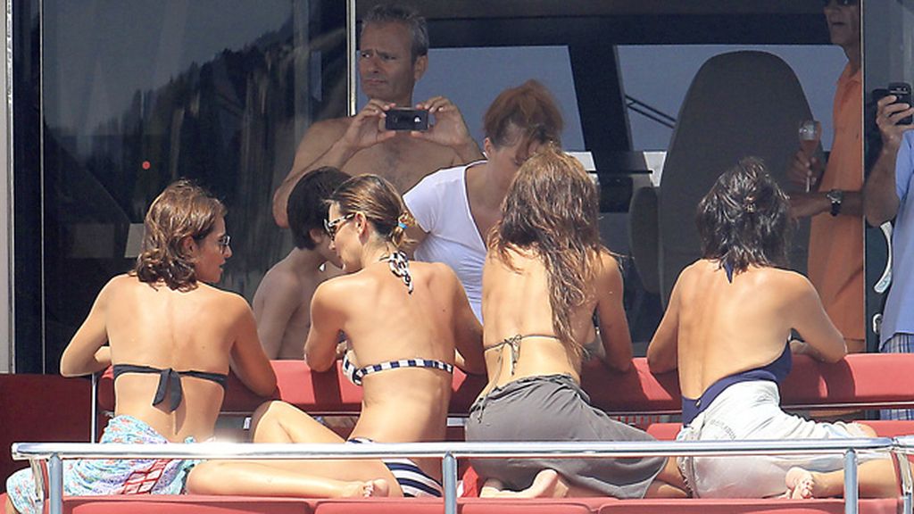 La modela estuvo acompañada por su familia y un nutrido grupo de amigos